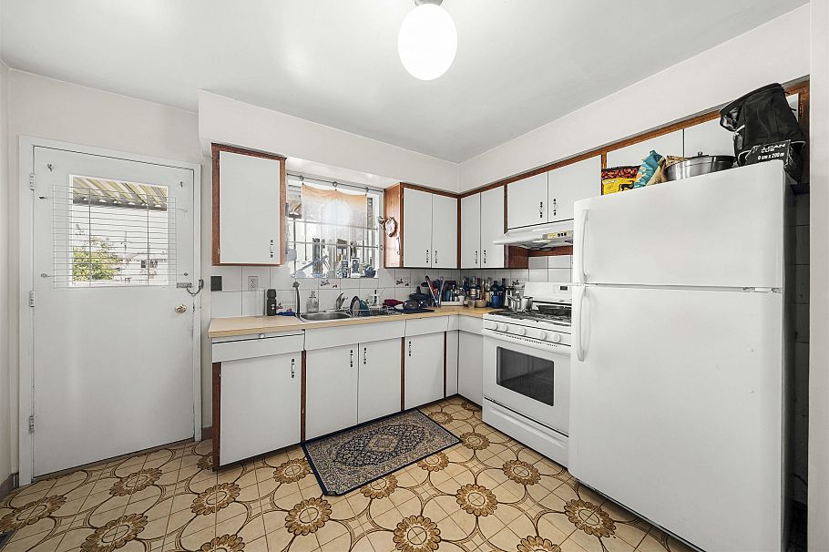 4561 Manor Street Vancouver, BC - 12