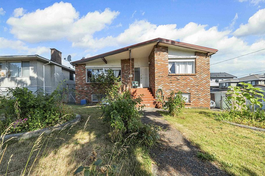 4561 Manor Street Vancouver, BC - 2