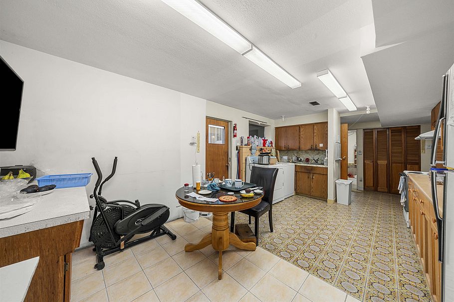 4561 Manor Street Vancouver, BC - 37