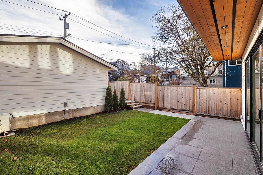 32 E 37th Avenue Vancouver, BC - 37