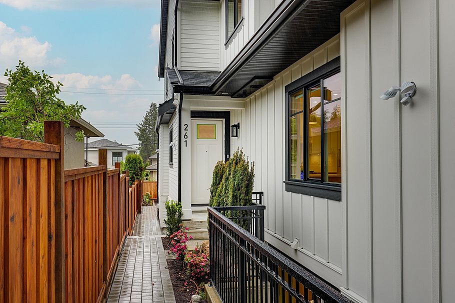 261 E 23rd Street North Vancouver, BC - 36