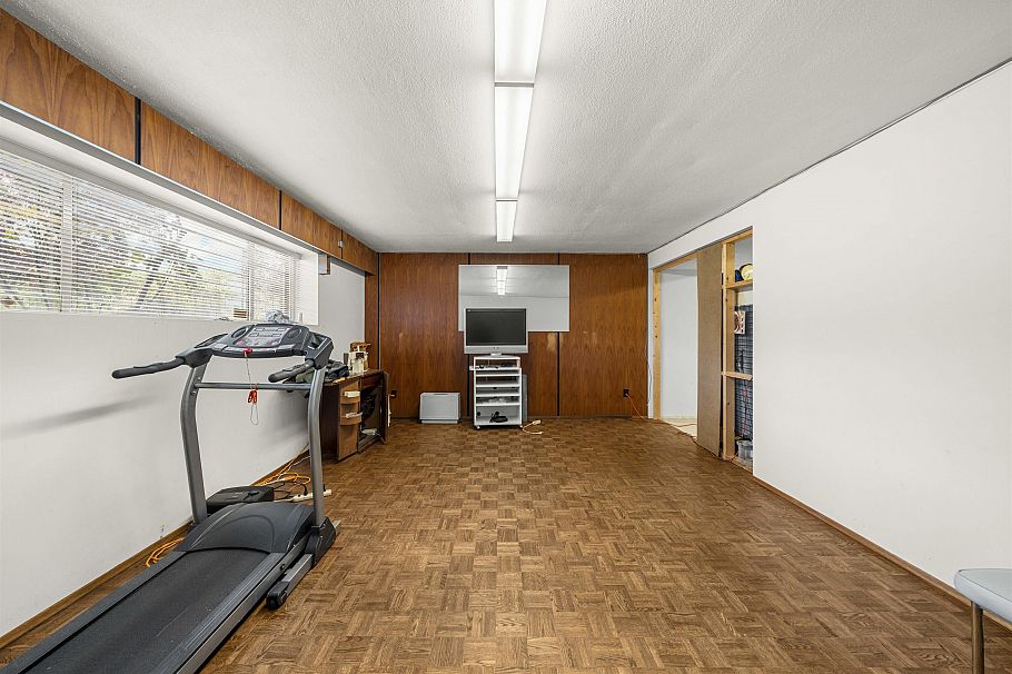 4561 Manor Street Vancouver, BC - 36