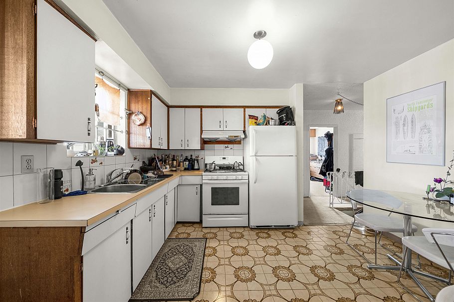 4561 Manor Street Vancouver, BC - 10