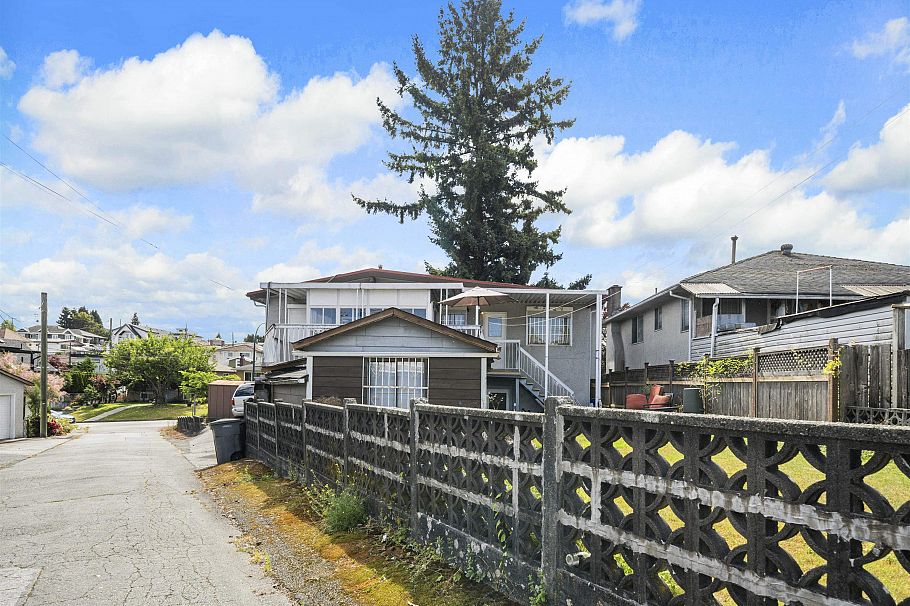 4561 Manor Street Vancouver, BC - 28