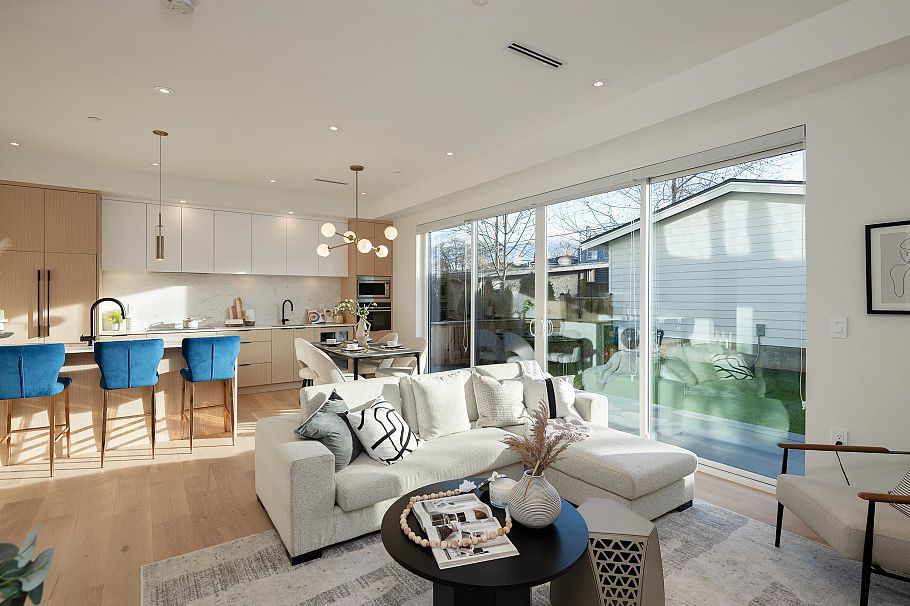 32 E 37th Avenue Vancouver, BC - 2