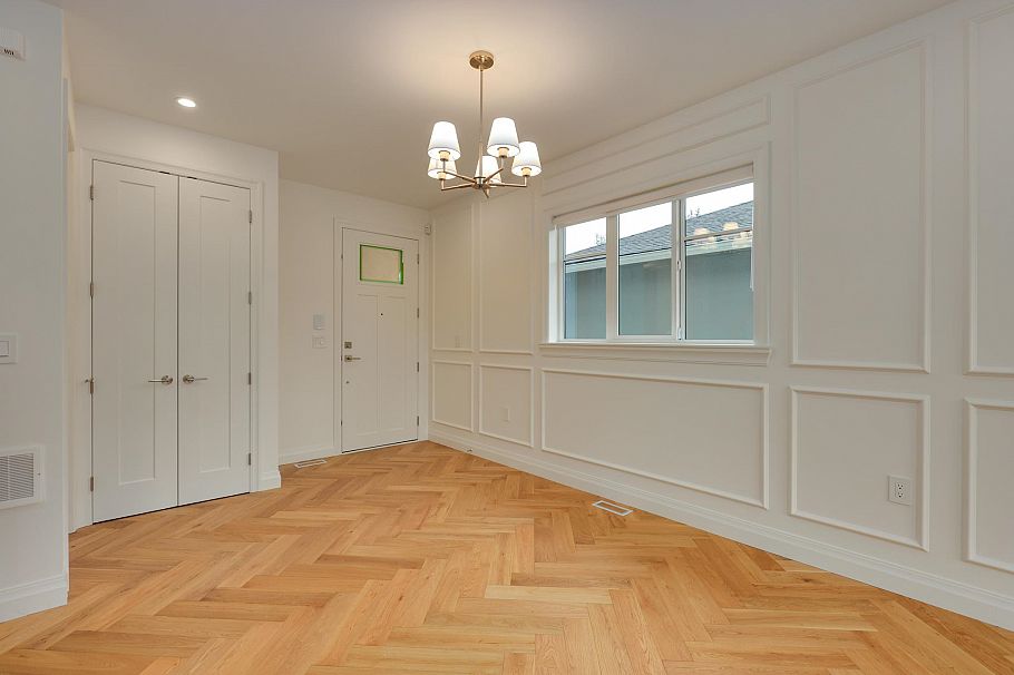 261 E 23rd Street North Vancouver, BC - 31