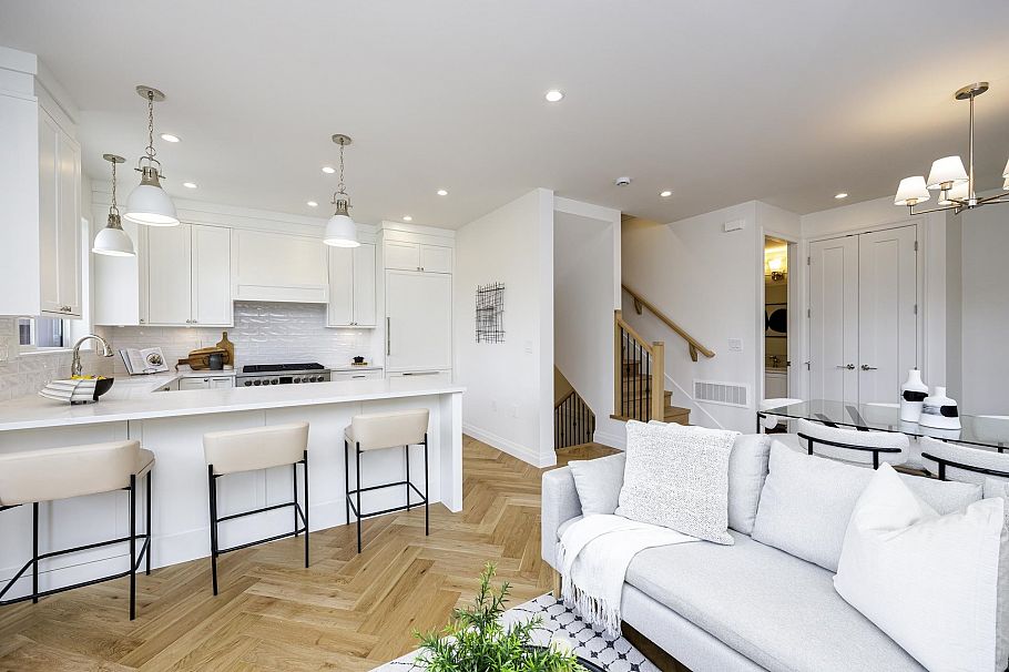 261 E 23rd Street North Vancouver, BC - 2