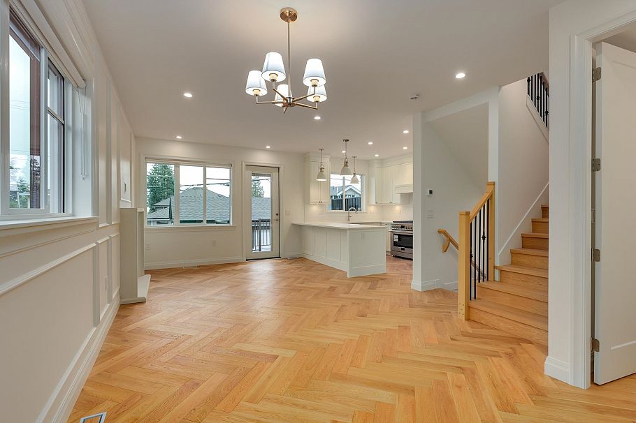 261 E 23rd Street North Vancouver, BC - 26