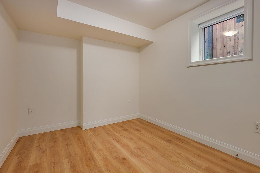 261 E 23rd Street North Vancouver, BC - 32