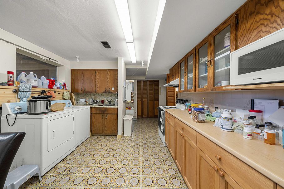 4561 Manor Street Vancouver, BC - 38