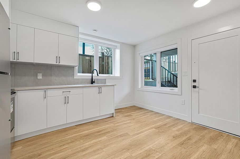 3483 Adanac Street Vancouver, BC - 20