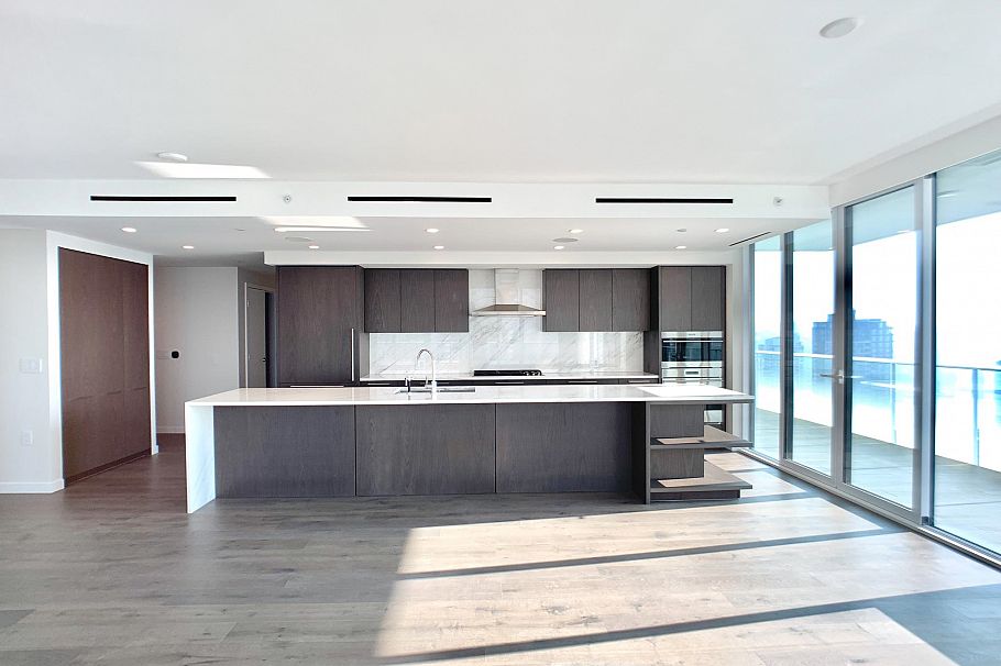 2504 1335 Howe Street Vancouver, BC - 2