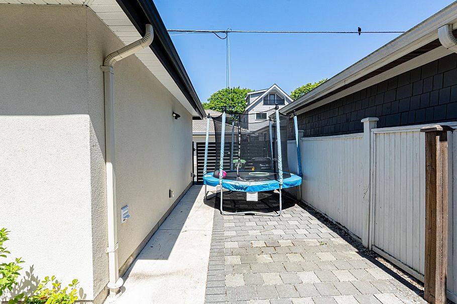 3123 W 16th Avenue Vancouver, BC - 30