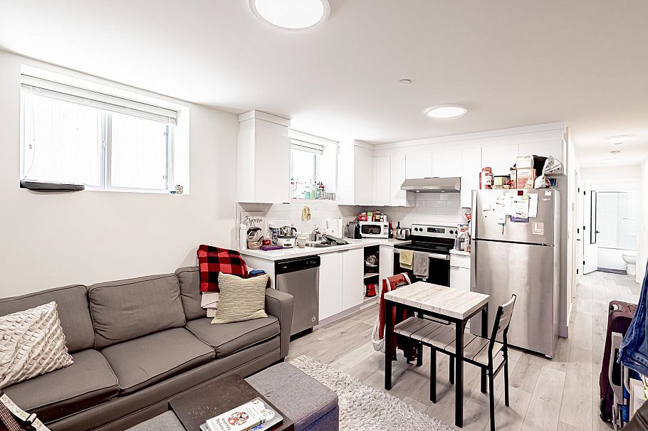 3123 W 16th Avenue Vancouver, BC - 36