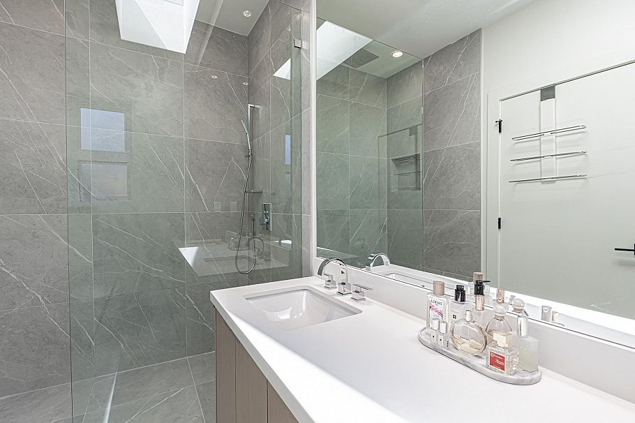 3123 W 16th Avenue Vancouver, BC - 21