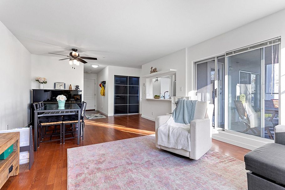 212 8460 Jellicoe Street Vancouver, BC - 8