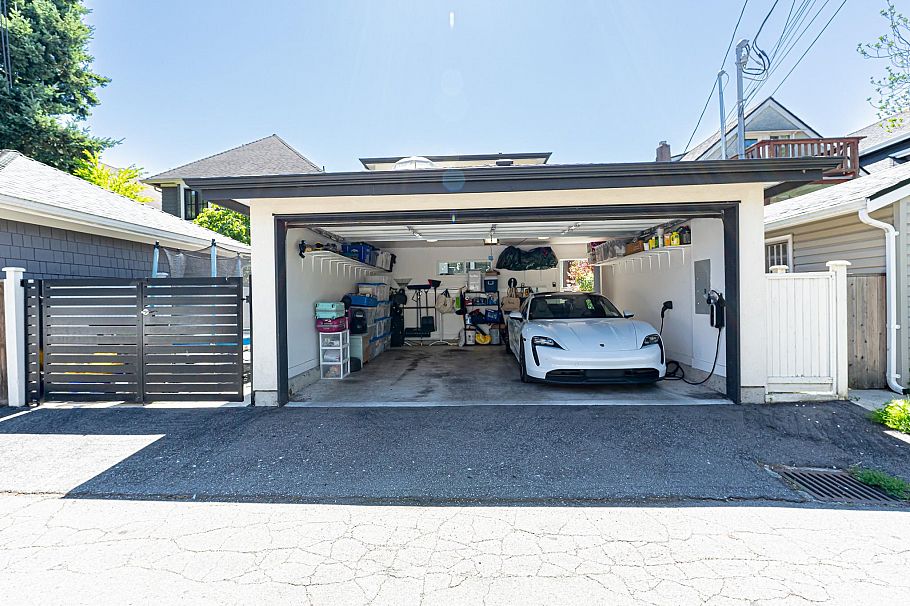 3123 W 16th Avenue Vancouver, BC - 39