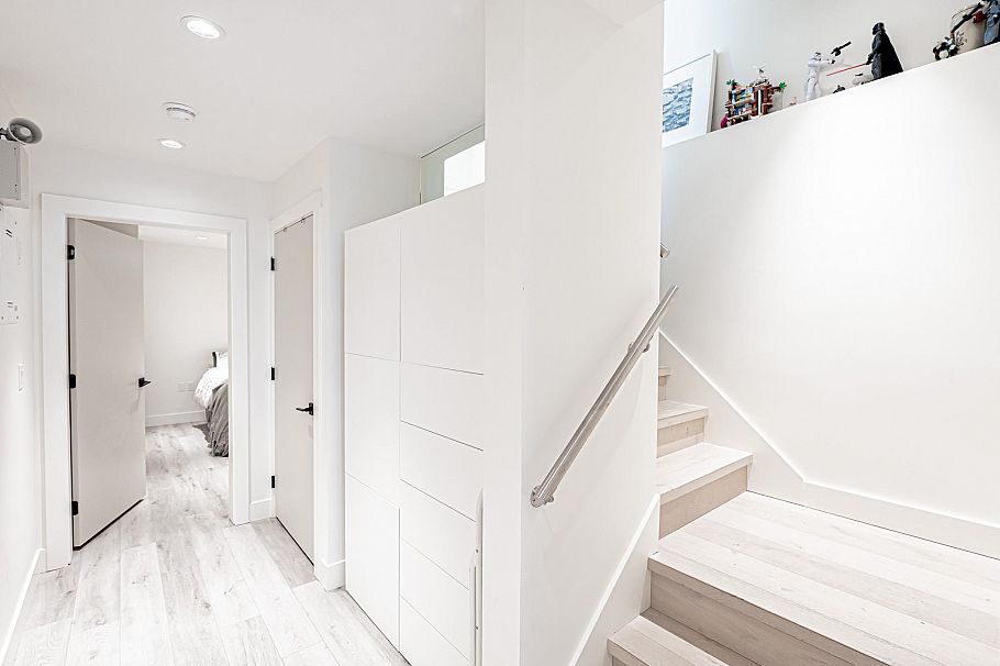 3123 W 16th Avenue Vancouver, BC - 31