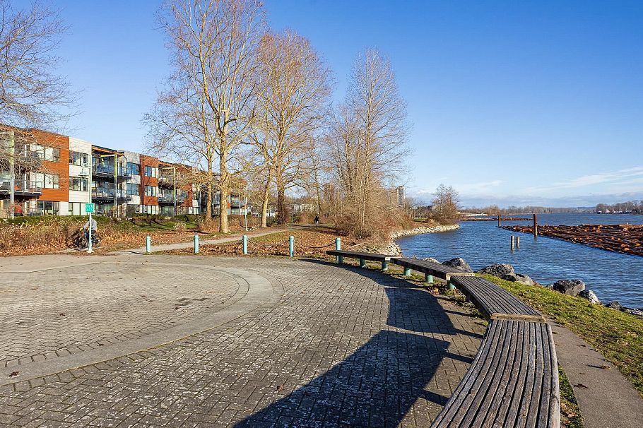 212 8460 Jellicoe Street Vancouver, BC - 32