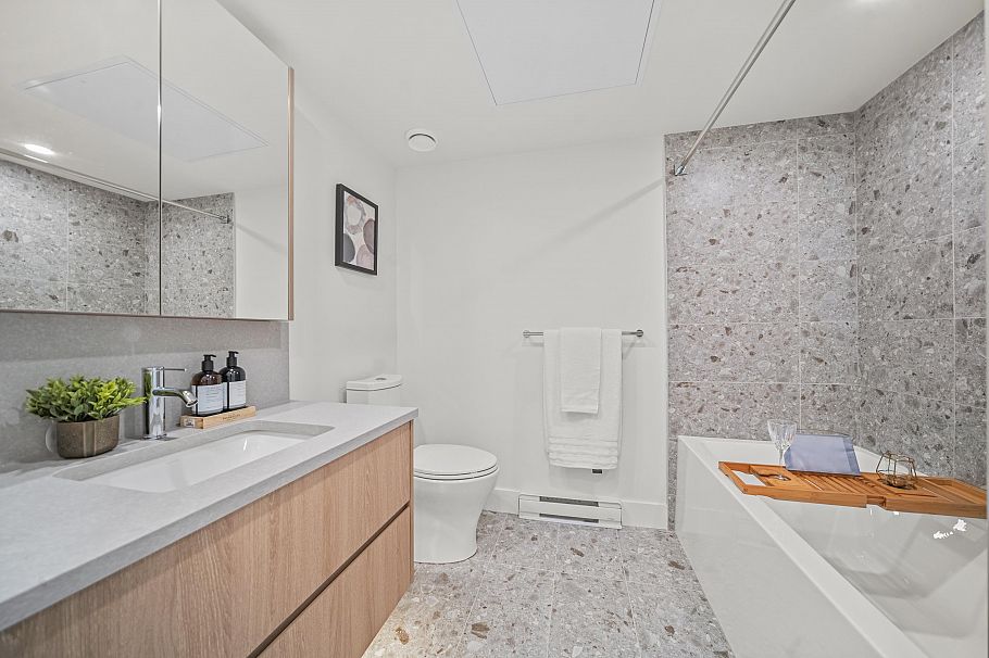 6352 Oak Street Vancouver, BC - 17