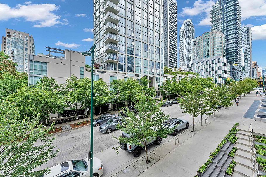 303 1480 Howe Street Vancouver, BC - 4