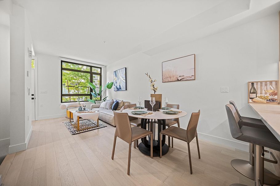 6352 Oak Street Vancouver, BC - 2