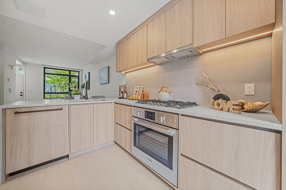 6352 Oak Street Vancouver, BC - 6