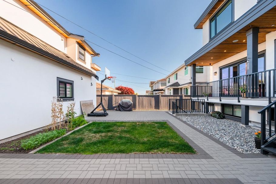 7662 French Street Vancouver, BC - 18