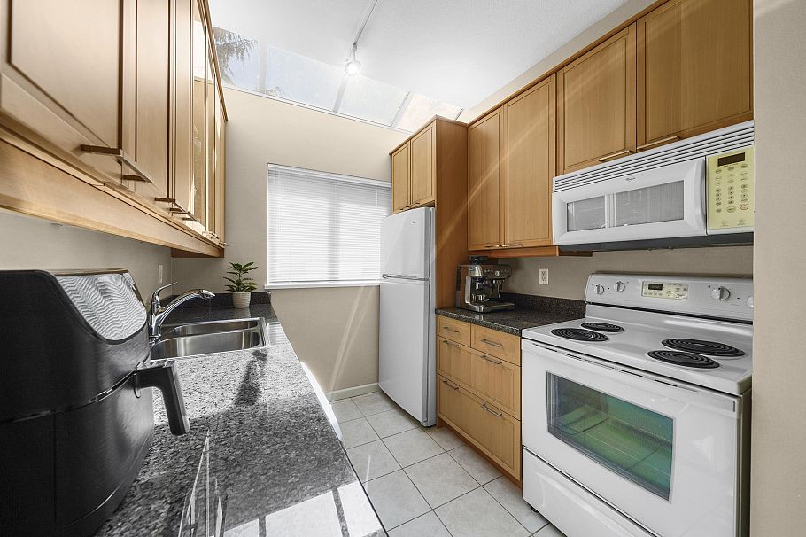 302 827 W 16 Street North Vancouver, BC - 12