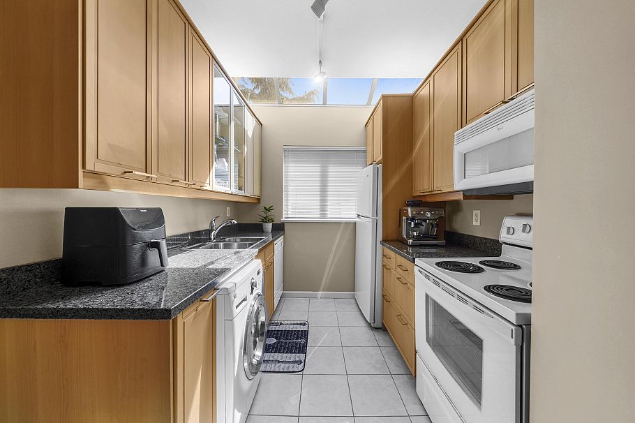 302 827 W 16 Street North Vancouver, BC - 11