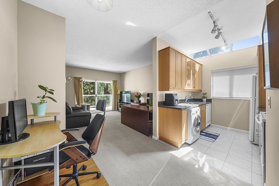 302 827 W 16 Street North Vancouver, BC - 10