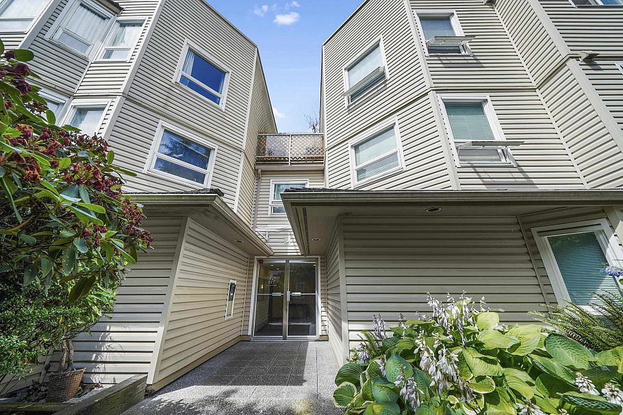 302 827 W 16 Street North Vancouver, BC - 1