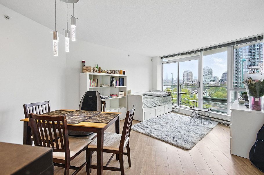 803 980 Cooperage Way Vancouver, BC - 1