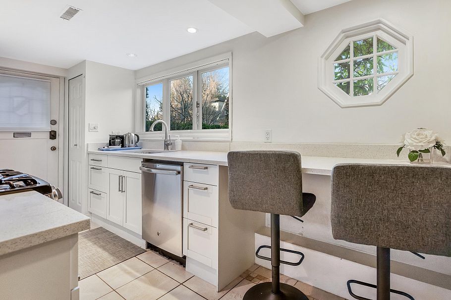 2814 W 3rd Avenue Vancouver, BC - 24