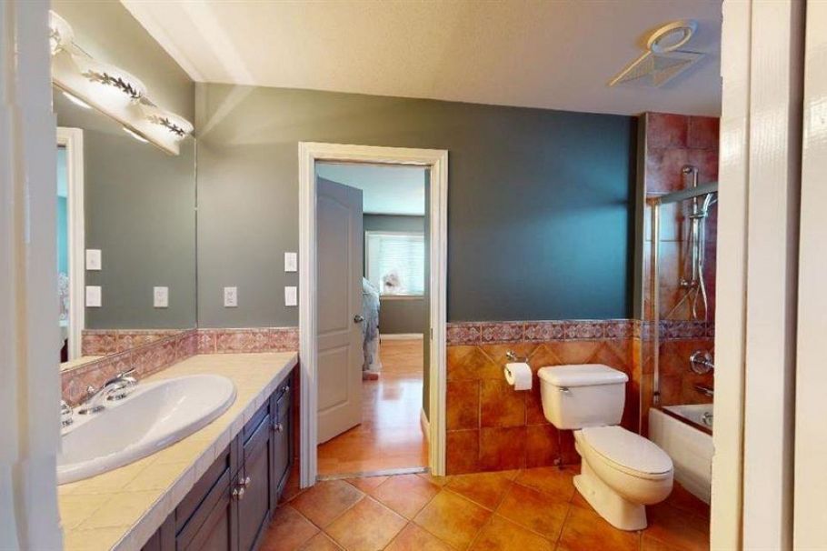 467 W Kings Road North Vancouver, BC - 35