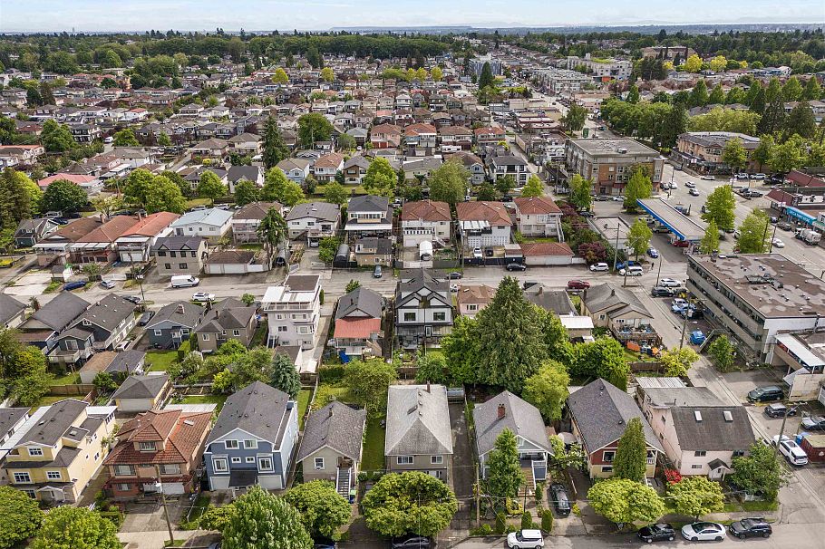 2062 E 35th Avenue Vancouver, BC - 31