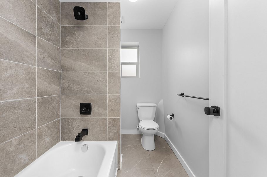 2062 E 35th Avenue Vancouver, BC - 25