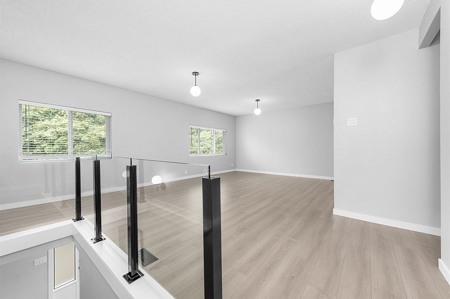 2062 E 35th Avenue Vancouver, BC - 2