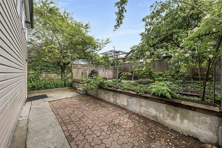 2062 E 35th Avenue Vancouver, BC - 27