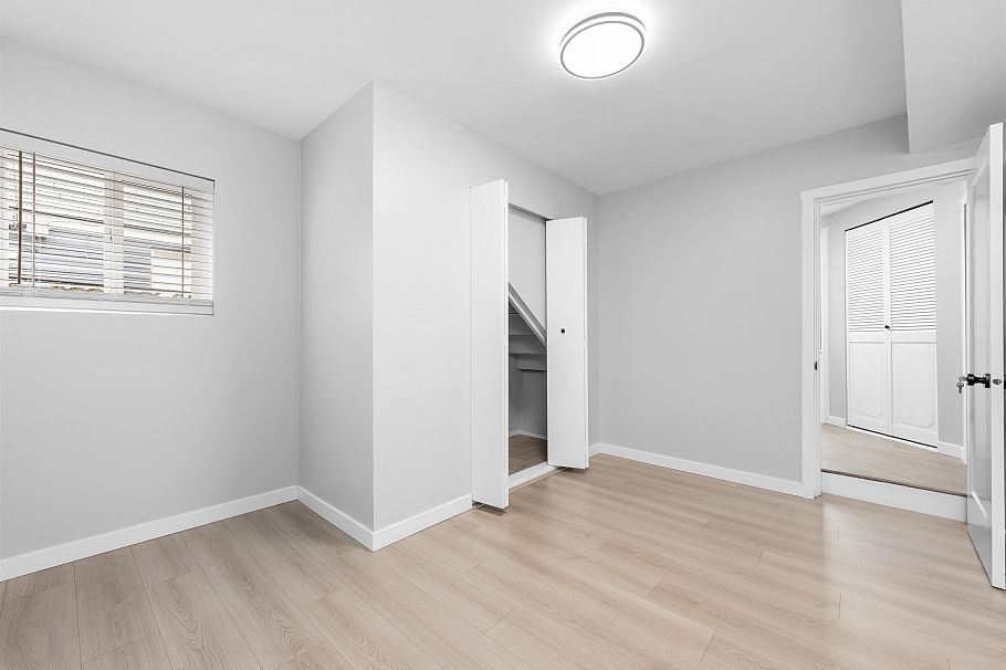 2062 E 35th Avenue Vancouver, BC - 22