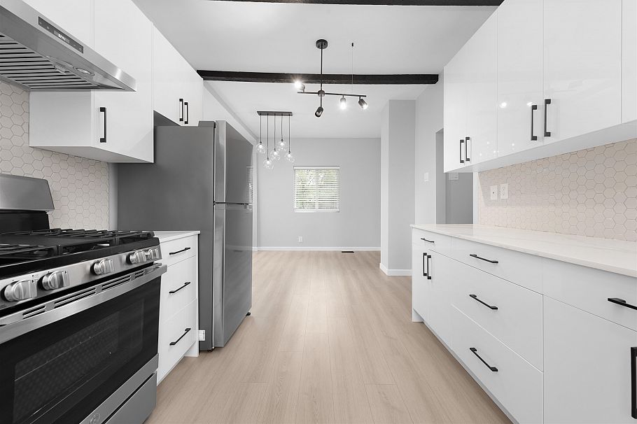 2062 E 35th Avenue Vancouver, BC - 8