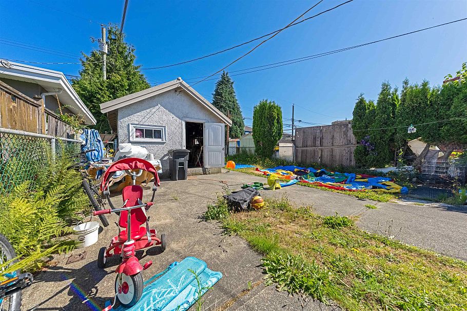 1225 E 61st Avenue Vancouver, BC - 21