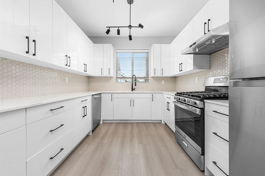 2062 E 35th Avenue Vancouver, BC - 9