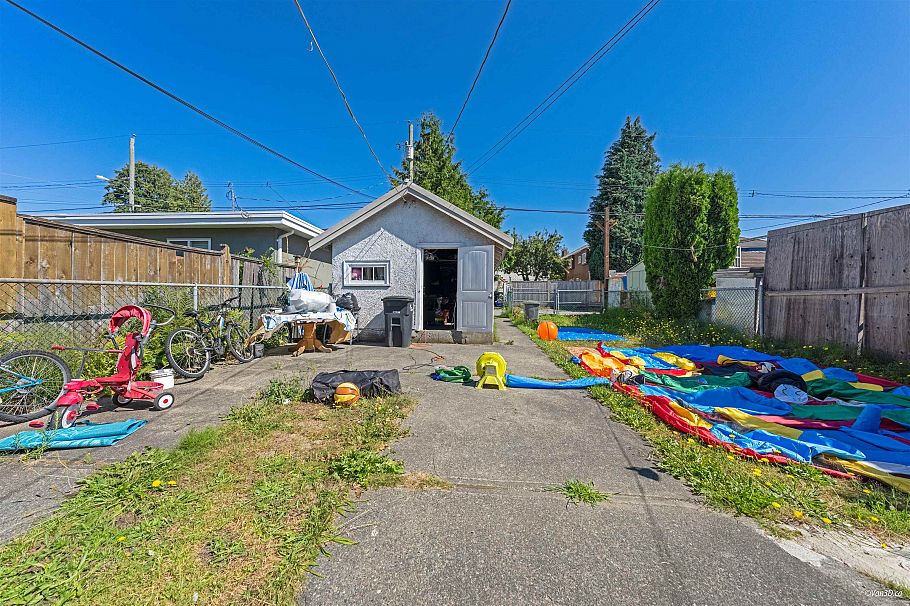 1225 E 61st Avenue Vancouver, BC - 22