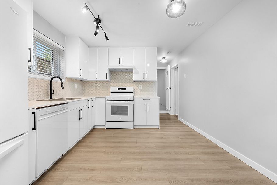 2062 E 35th Avenue Vancouver, BC - 19