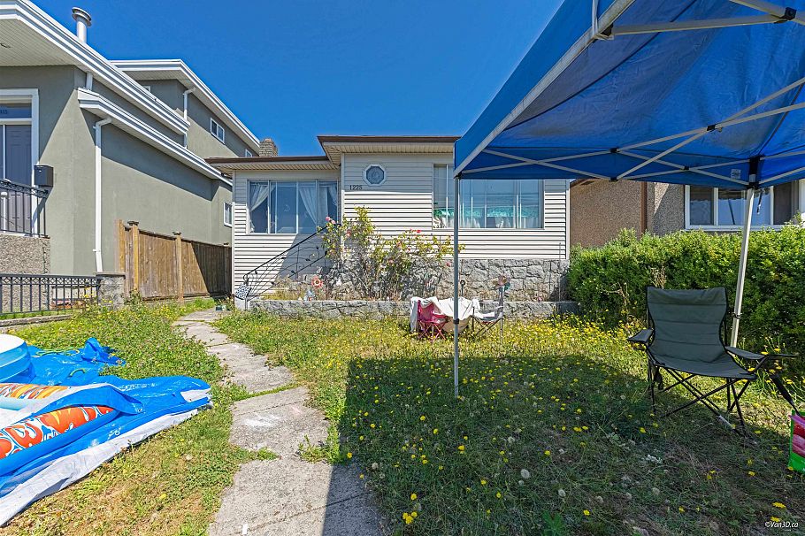 1225 E 61st Avenue Vancouver, BC - 3