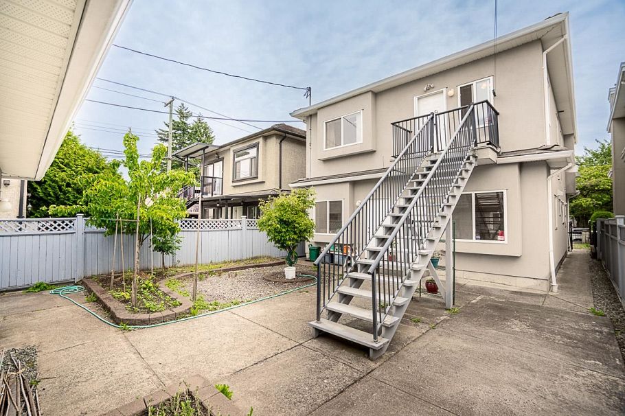 2283 E 48th Avenue Vancouver, BC - 32