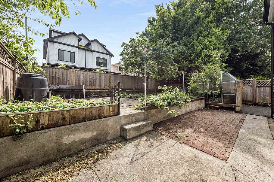 2062 E 35th Avenue Vancouver, BC - 28