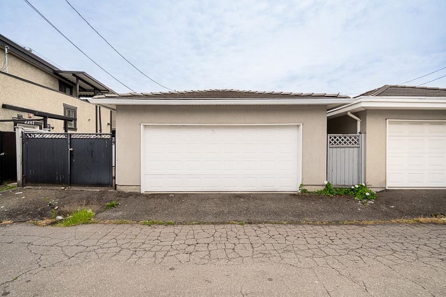 2283 E 48th Avenue Vancouver, BC - 34