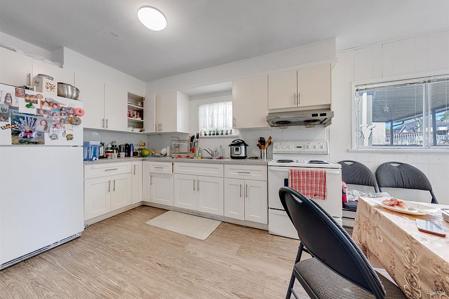 1225 E 61st Avenue Vancouver, BC - 17